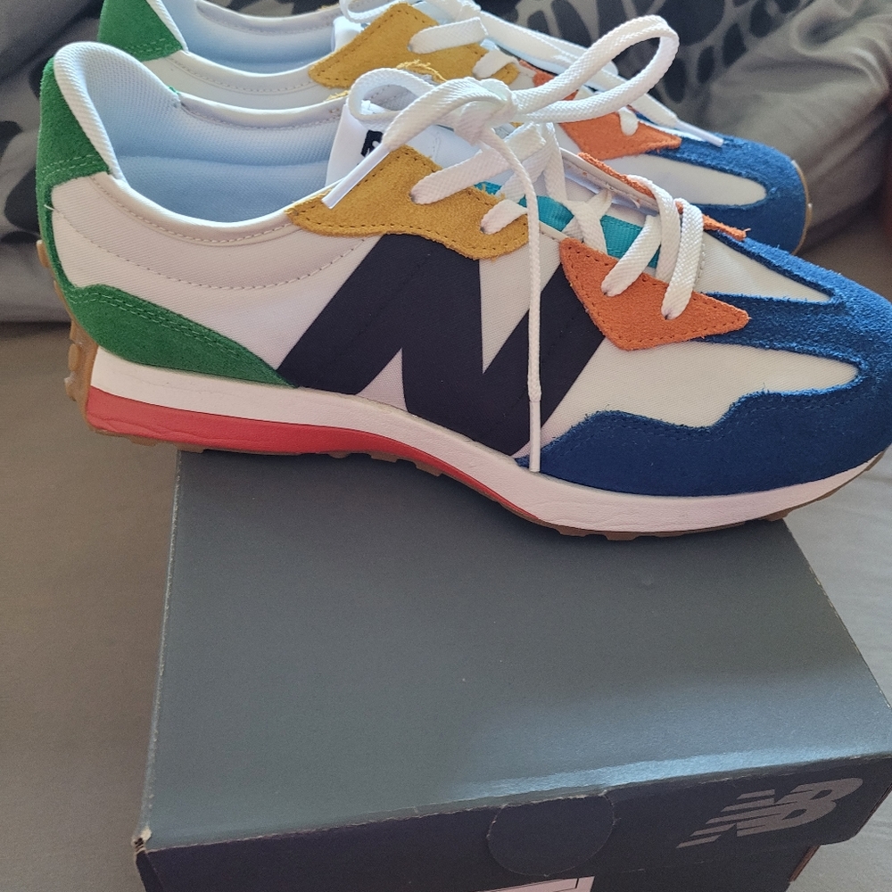 New Balance Sneakers Size 7 boys= 8.5 women